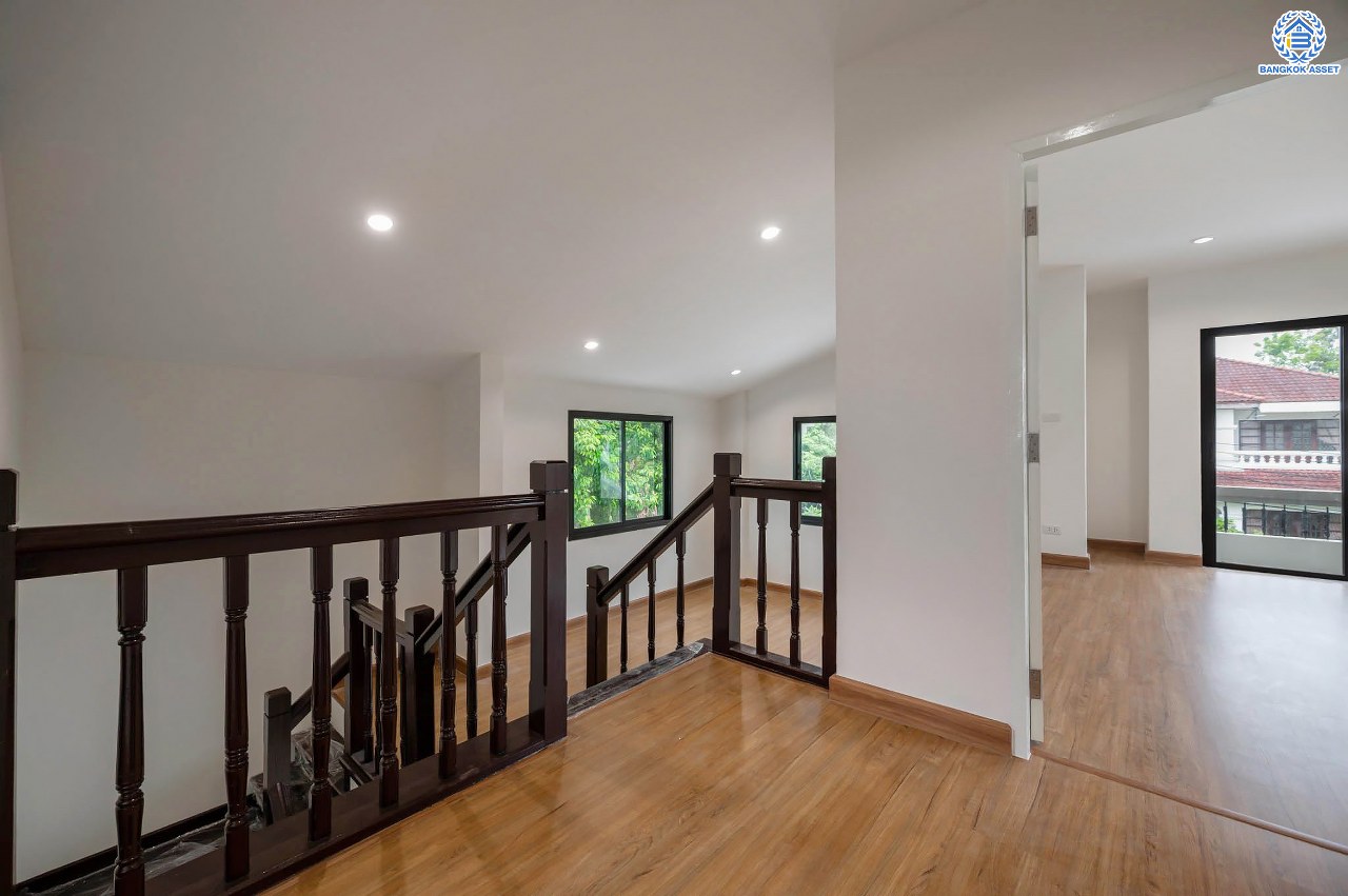 บ้านมือสองตกแต่งใหม่ คุณภาพแบรนด์ LH โครงการ ชลลดา บางบัวทอง เนื้อที่ 83 ตร.ว. ตกแต่งหรูหรา ฟังก์ชันจัดเต็ม 5 ห้องนอน 3 ห้องน้ำ จอดรถได้ 2 คัน พร้อม Facilities ครบ! บนทำเลคุณภาพ เชื่อมต่อได้หลายเส้นทาง ใกล้เซ็นทรัลเวสต์เกต และรถไฟฟ้า "สถานีบางพลู"